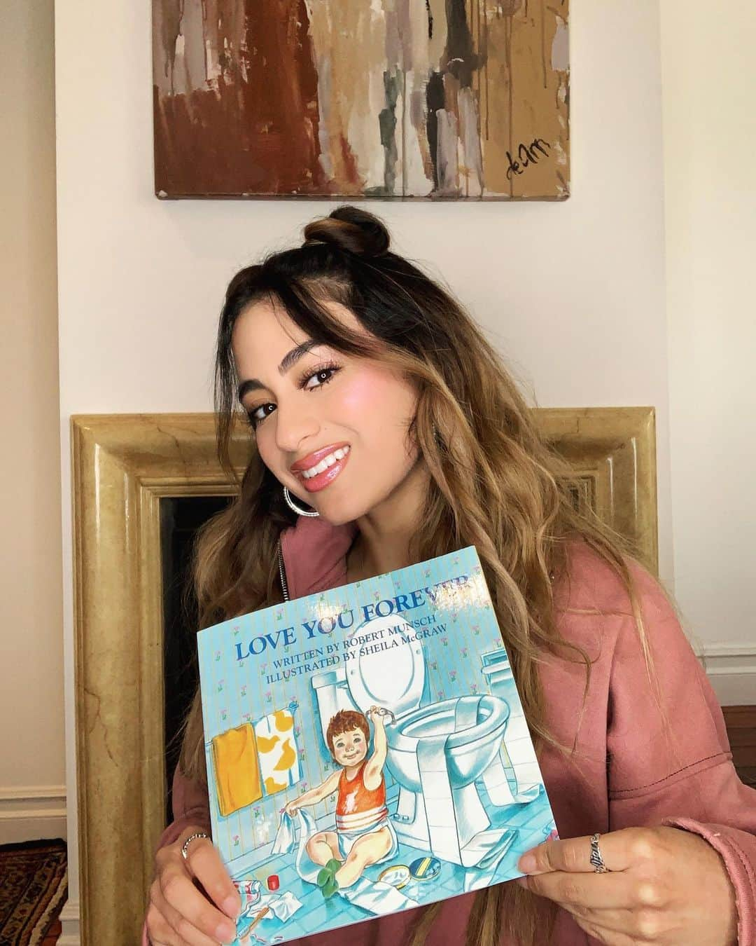 アリー・ブルックさんのインスタグラム写真 - (アリー・ブルックInstagram)「‪Ready for #StorytimeWithAlly! 🥰📚 Join me as I virtually read my favorite children's book "Love You Forever" to the students of Big Country Elementary in my hometown of San Antonio, TX right now💛 So excited to read to these little angels 👼🏽 ‬Live on my YouTube channel!」4月23日 4時02分 - allybrooke