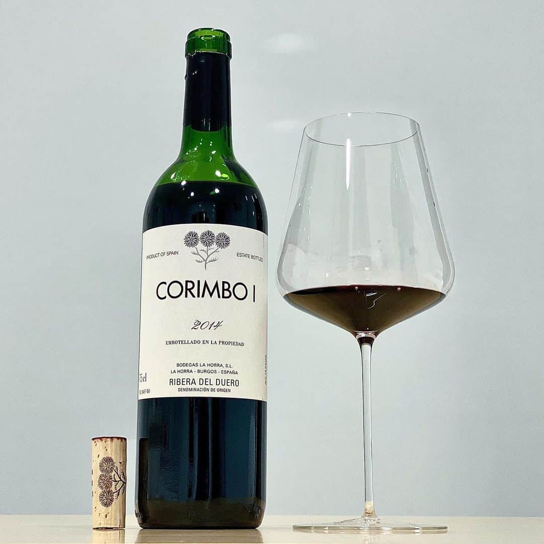 エンリケ・ソラ・クレメンテさんのインスタグラム写真 - (エンリケ・ソラ・クレメンテInstagram)「CORIMBO I 2014 es el vino estelar de Bodegas La Horra. Está elaborado con uvas de la variedad Tinta del País procedentes de viñas de mas de 50 años. Nos encontramos con un vino intenso, con volumen, fino y elegante. Bodegas La Horra representa la apuesta de las prestigiosas bodegas Roda en la Ribera del Duero buscando las mejores tierras para el cultivo de la Tempranillo fuera de Rioja. Los vinos se rigen por tres conceptos básicos: evitar el exceso de madera, evitar la sobremaduración (manteniendo la frescura) y realizar una extracción muy cuidada para favorecer la finura del tanino. Un vino muy placentero para quedarse en casa. #yomequedoencasa . Y tú?. Degustado en Zalto Bordeaux Glass. • • • • • #vino #vin #vinho #вино #ワイン #紅酒 #wein #champagne #winelover #wineinfluencer #winetime #food #winecellar #wineporn #instawine #winetasting #sommelier #foodandwine #champagnelover #bodegasroda #bodegaslahorra #riberadelduero #tintadelpais #zaltify #zalto #corimbo #corimboi」4月23日 3時59分 - kike_sola