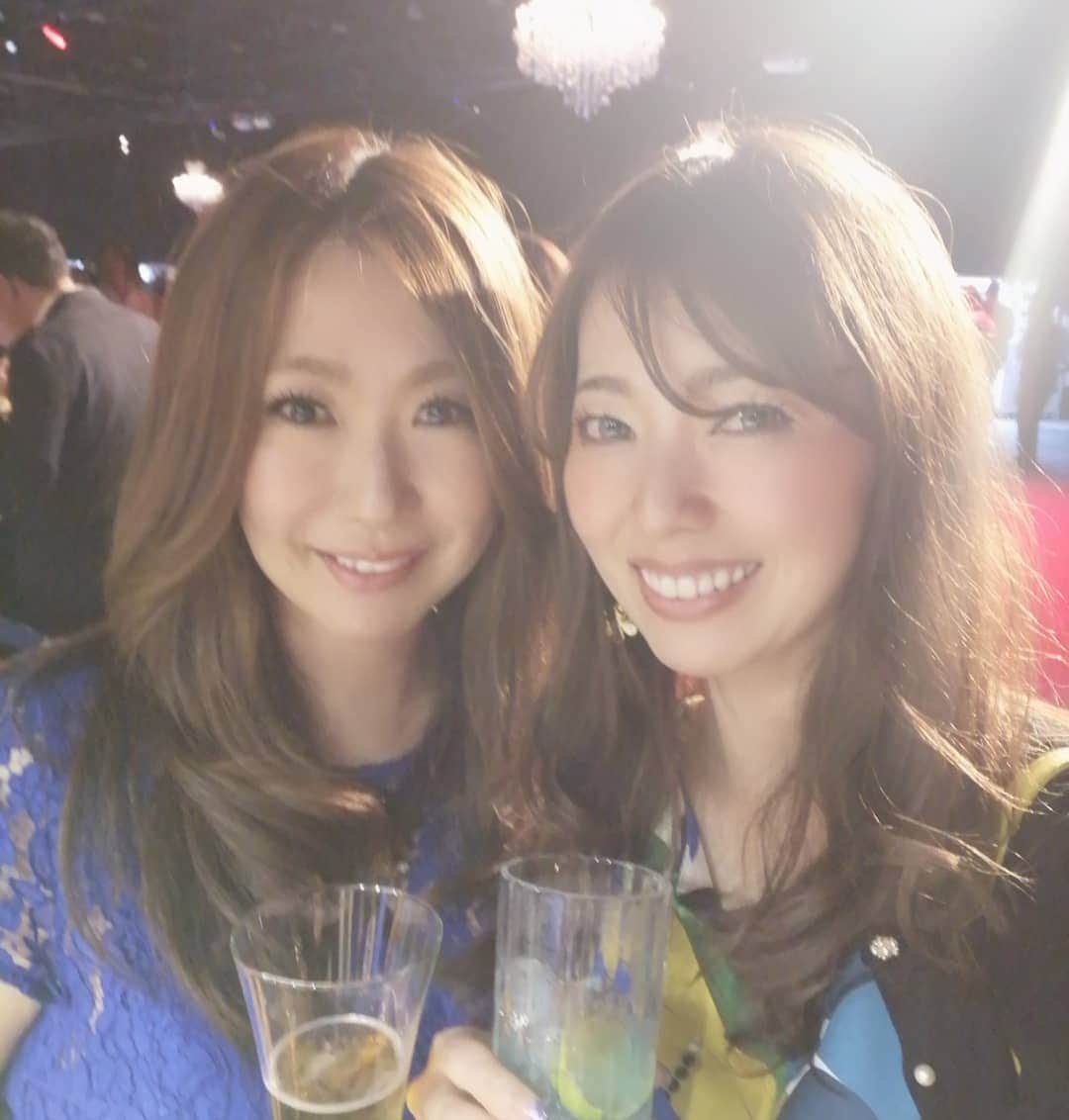 杉山由紀子のインスタグラム：「写真はドバイで位世子さんと✨ 本当に嬉しかった１枚✨ 招待旅行で撮り続けたいって本当に思う😌 位世子さん本当にいつもたくさんの愛をありがとうございます🌞 * * * * * * * 今日は真面目なお話♪ てかいつも真面目すぎて自分でイヤになることもある🙄 * もっと面白おかしくできたらなって思うこともたくさん。 * つまらない。なんてこともたくさん言われた。 * でも私は私の役目があるはず。 * 今日はたくさんの気づきと、嬉しいことがありました✨ * やっぱり真面目にやっててわかってくれる人はいるし、伝わってるものや、感じてるものがある人もいる。 それを今日はあらためて確信づいた日。 ありがとう✨✨ * 正直自分に自信なんて全然ないし、それがイヤで変えたいから、人生変えてきた。 * これからもっともっと自分でよかったって、自分褒めてあげたい😌 きっと自分みたいな人って多いんだろうなって思って、今日は素直に文面にしてみました！ * 常に芯は変わらず、 自分らしくは変えず。 でも変化していける人になります♪♪ * またさらにこれから楽しみだ(^-^)v 関わるすべての皆様いつもありがとうございます🌞 * * #ドバイ #dubai #trip #travel #想い #なかなかない投稿 #杉山由紀子 #将来の自分のために残します」