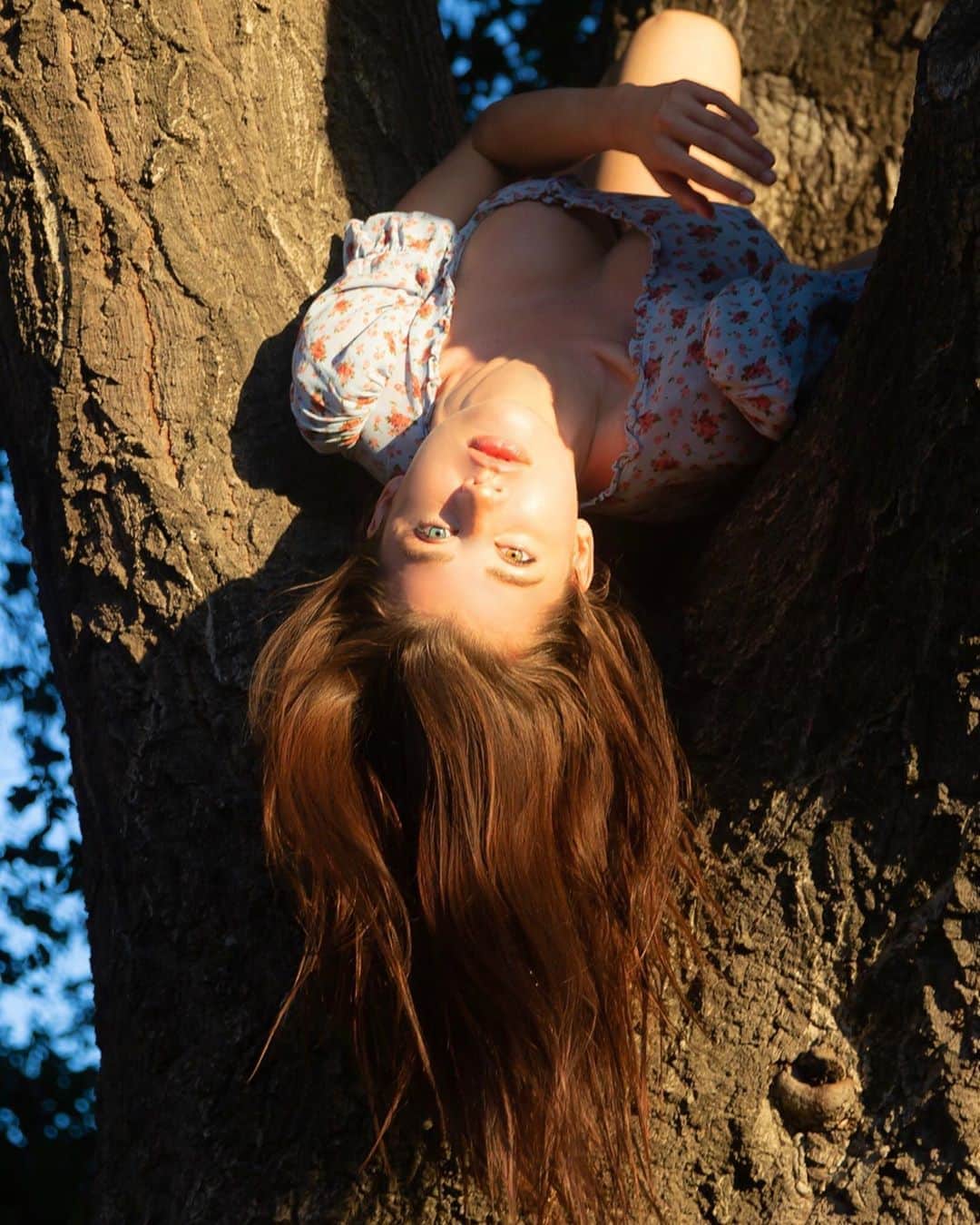 Sarahのインスタグラム：「Happy earth day 🌞 climb a tree, run around barefoot, roll around in some dirt, jump in the ocean, listen to the birds. I love you all. Stay safe and grounded 🧡🧩🐛」