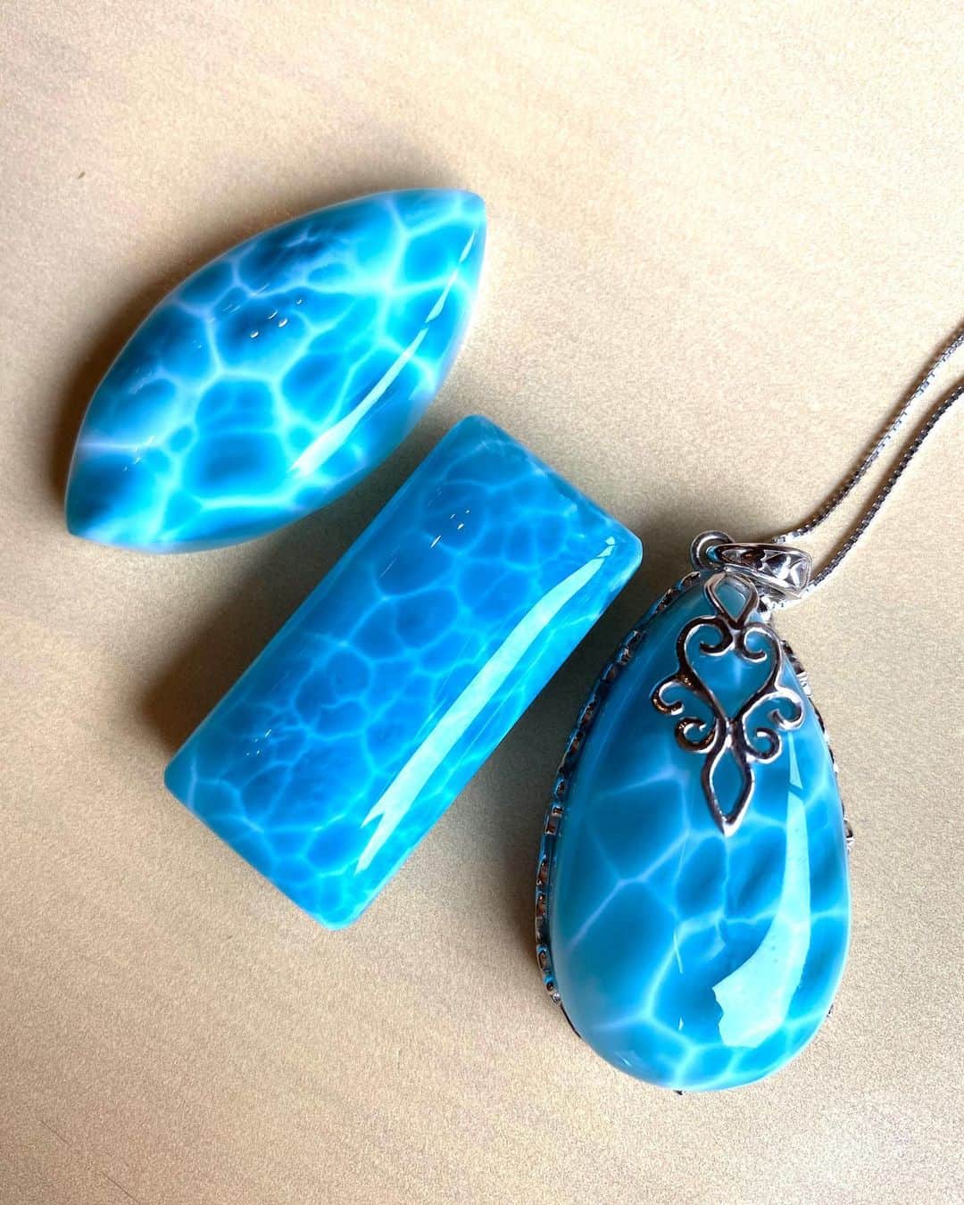 葉月祥子のインスタグラム：「Larimar💕🐬🐬🐬✨﻿ ﻿ ﻿ 今日も朝から美しい☺️✨🐬﻿ ﻿ ﻿ #宝物 #眺める時間 #美人三姉妹 ﻿#天然石  #海の色 #持ち運べる海 ﻿#relaxation #relax #リラックス  #ラリマー #larimar #ブルーペクトライト #ドミニカ共和国 ﻿ #kasumidayooo #ガイドの導き #みちしるべ #デザイン ﻿ #癒しをお届け ✨」