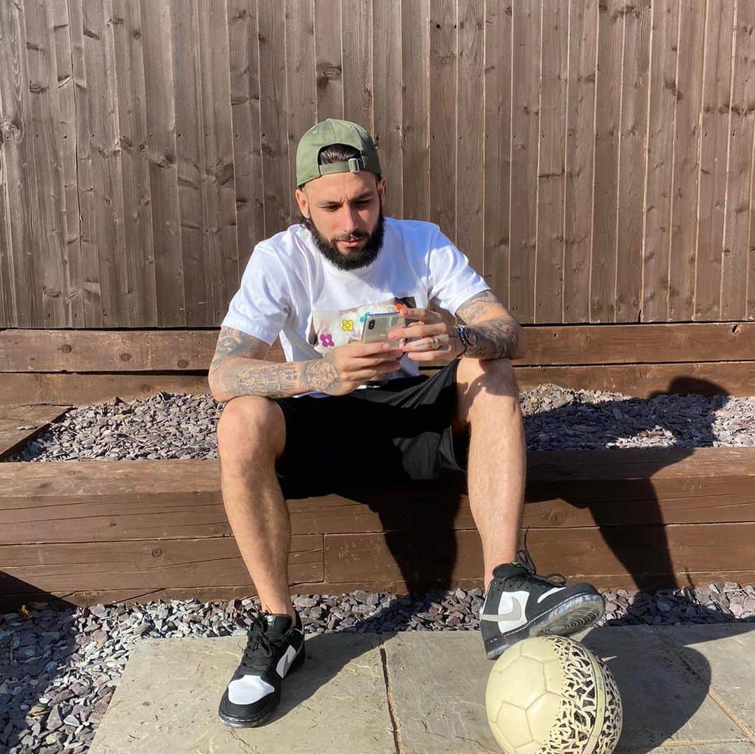 ホタのインスタグラム：「Sun always come back after the storm. Stay positive 🙏」