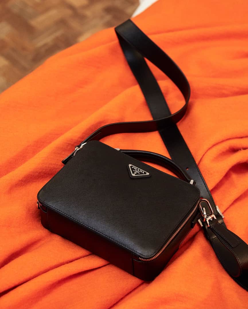 プラダさんのインスタグラム写真 - (プラダInstagram)「Making of a classic: the Saffiano leather #PradaBrique, with a front-facing triangle logo plate and top handle.⠀ Discover more via link in bio.⠀ #PradaSS20⠀ #Prada」4月23日 4時55分 - prada