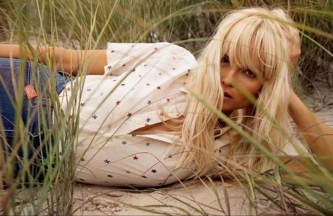 ナターシャ・ポーリーのインスタグラム：「#Repost In Celebration Of International Earth Day 🌏🙏🏼 @emmanuellealt @vogueparis @inezandvinoodh @fulviafarolfi @hairbychristiaan  #internationalearthday」