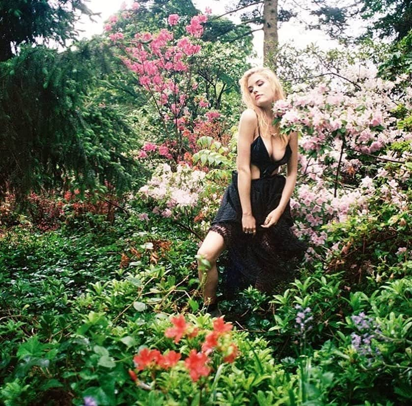 Ashley Smithさんのインスタグラム写真 - (Ashley SmithInstagram)「Happy earth day 🌎 Here’s some photos of me playing in the flowers 🌺 by @sandycandykim for @purplefashionmagazine」4月23日 4時48分 - therealashsmith