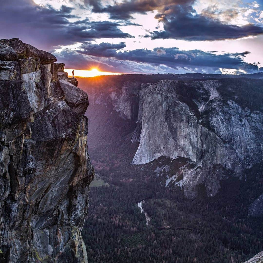 アレックス・オノルドのインスタグラム：「Happy Earth Day!  We’re in the midst of a global pandemic and climate change continues unabated - it’s a good day to reflect on the beautiful world around us and what we can be doing to protect it. This @jimmychin pic from our Free Solo project certainly does justice to the beauty of this world... I’ll be doing a virtual town hall in a few hours for @worldwarzeroorg with John Kerry and @tonygoldwyn. Looking forward to chatting with them about environmental activism and how we can #committoclimate.」