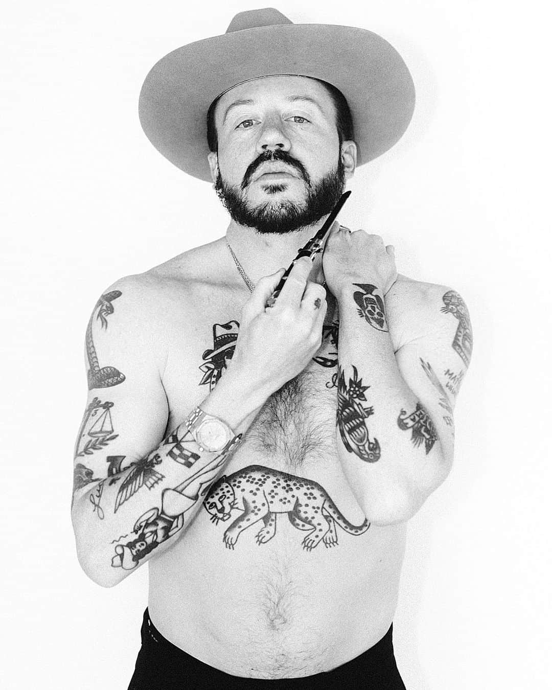マックルモアーのインスタグラム：「This was suppose to be a photoshoot for GQ but it didn’t pan out because of the quarantine and the fact that GQ never “technically” reached out.  Sometimes you just have to shoot your own magazine covers 🤷🏼‍♂️. Photo: @jmdmcreative」