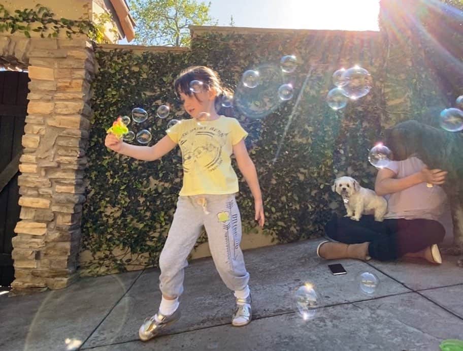 ミラ・ジョヴォヴィッチさんのインスタグラム写真 - (ミラ・ジョヴォヴィッチInstagram)「Nothing like making bubbles in the afternoon.🥰🥰🥰」4月23日 5時11分 - millajovovich