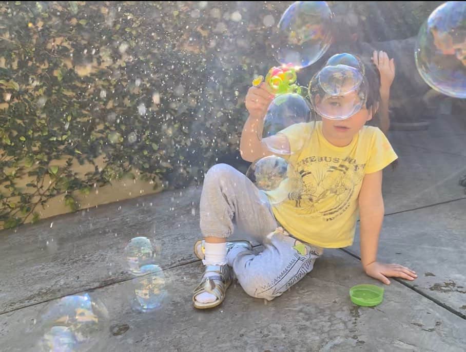 ミラ・ジョヴォヴィッチさんのインスタグラム写真 - (ミラ・ジョヴォヴィッチInstagram)「Nothing like making bubbles in the afternoon.🥰🥰🥰」4月23日 5時11分 - millajovovich
