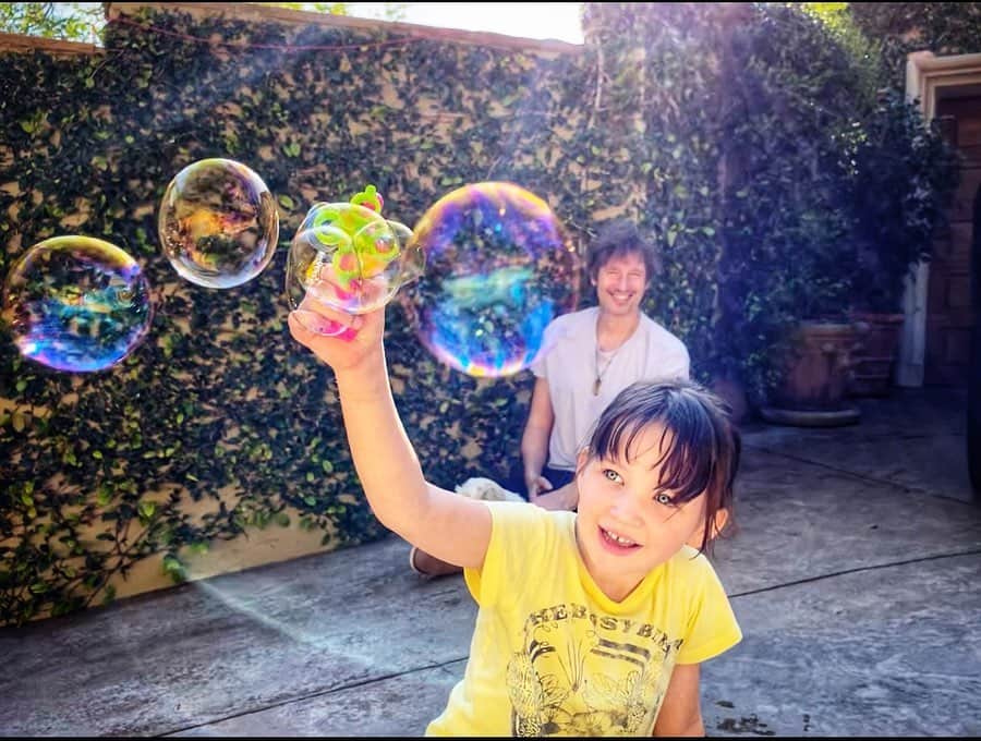 ミラ・ジョヴォヴィッチのインスタグラム：「Nothing like making bubbles in the afternoon.🥰🥰🥰」