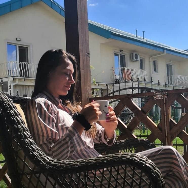 カタリナ・ポノルのインスタグラム：「Pijamas late coffee 😴」