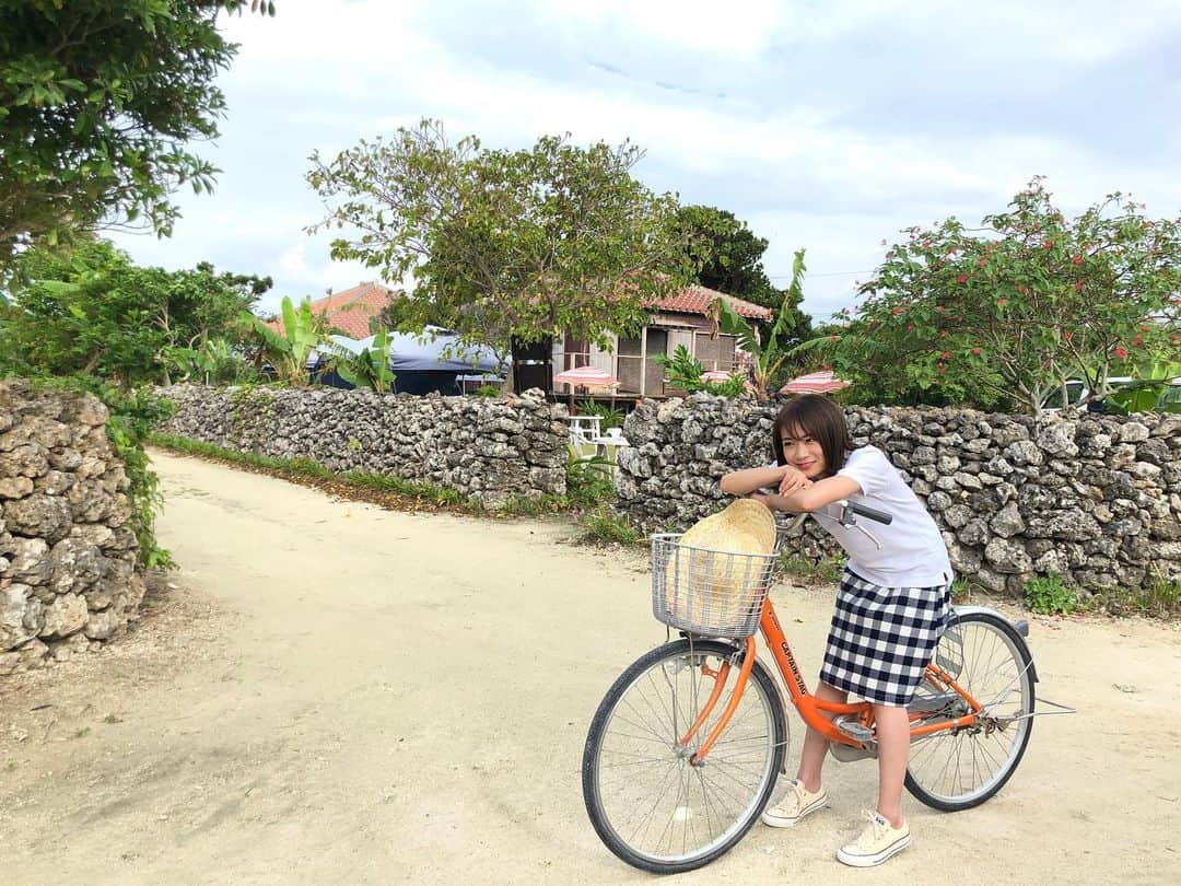 秋元真夏さんのインスタグラム写真 - (秋元真夏Instagram)「竹富島でも自転車に乗りました🚲✨﻿ （正しくは乗ってる”風”！😊）﻿ ﻿ 1枚目と2枚目の違いをぜひ探してみてください👀🔍﻿ ﻿ そしてまなったんが自転車で向かった先は・・・？📮﻿ ﻿ #まなったんの写真集を応援しよう﻿ #秋元真夏2nd写真集﻿ #しあわせにしたい﻿」4月22日 20時45分 - manatsu.akimoto_official