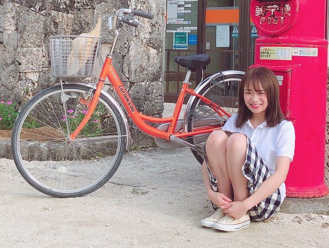 秋元真夏さんのインスタグラム写真 - (秋元真夏Instagram)「竹富島でも自転車に乗りました🚲✨﻿ （正しくは乗ってる”風”！😊）﻿ ﻿ 1枚目と2枚目の違いをぜひ探してみてください👀🔍﻿ ﻿ そしてまなったんが自転車で向かった先は・・・？📮﻿ ﻿ #まなったんの写真集を応援しよう﻿ #秋元真夏2nd写真集﻿ #しあわせにしたい﻿」4月22日 20時45分 - manatsu.akimoto_official