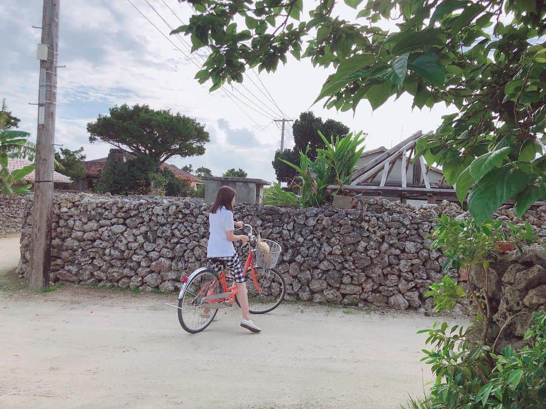 秋元真夏さんのインスタグラム写真 - (秋元真夏Instagram)「竹富島でも自転車に乗りました🚲✨﻿ （正しくは乗ってる”風”！😊）﻿ ﻿ 1枚目と2枚目の違いをぜひ探してみてください👀🔍﻿ ﻿ そしてまなったんが自転車で向かった先は・・・？📮﻿ ﻿ #まなったんの写真集を応援しよう﻿ #秋元真夏2nd写真集﻿ #しあわせにしたい﻿」4月22日 20時45分 - manatsu.akimoto_official