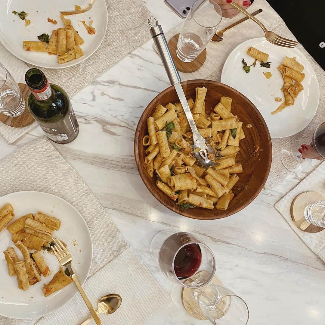 のインスタグラム：「Rigatoni pasta, cheeseburgers with onion toppings, beef broccoli and orange chicken 🤍 Thinking of what recipes I should try. Let me know 👩🏻‍🍳」