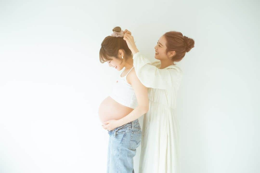 安中芙美さんのインスタグラム写真 - (安中芙美Instagram)「ㅤㅤㅤㅤㅤㅤㅤㅤㅤㅤㅤㅤㅤ お腹が急に大きくなった時に 急いで撮ってもらったマタニティフォト🤰 ㅤㅤㅤㅤㅤㅤㅤㅤㅤㅤㅤㅤㅤ 18歳頃から撮ってくれてる  @takemura_photo さんにお願いしたよ ❤︎ 今思い出しても幸せすぎる時間やった☺️ ㅤㅤㅤㅤㅤㅤㅤㅤㅤㅤㅤㅤㅤ まだまだ載せたい写真たくさんあるから 少しの間お付き合いください🙇‍♀️🌼 ㅤㅤㅤㅤㅤㅤㅤㅤㅤㅤㅤㅤㅤ #マタニティフォト #双子 #妊娠記録 #男の子ママ #ツインズ #ふみあみ #撮影 #マタニティ」4月22日 20時38分 - fumitwinsworld