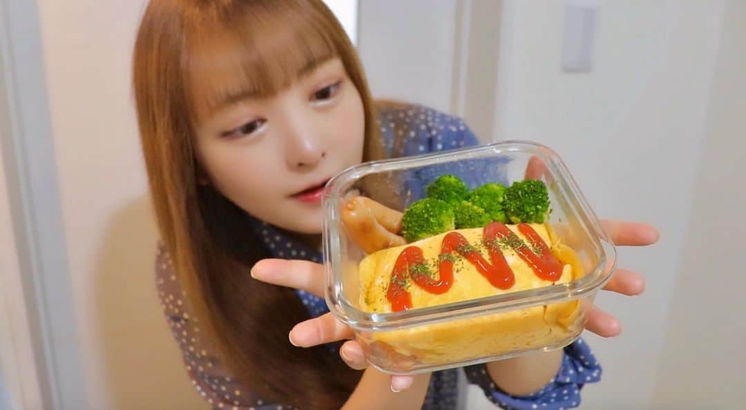 椎名あつみのインスタグラム：「オムライスお弁当つくったよー🥰❤️ お店でもおうちでも オムライスめったにたべないから 本当に久しぶりに食べた😡❤️ ケチャップって 最高においしいね(>_<) 最近ケチャップ料理はまった😣  みんなは オムライスすきー？？🦖🦖 デミグラスソース派ー？？🥰 #お弁当  #オムライス  #オムライス弁当  #一人暮らしごはん」