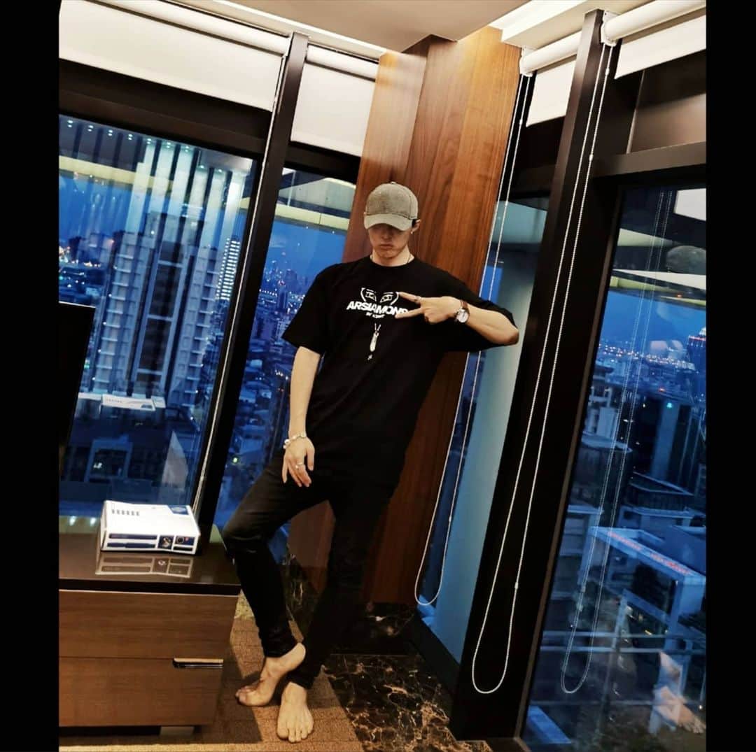 ダンソン・タンのインスタグラム：「👀 on 👕  忙完宅家試 @hotheart.studio 新品 #home #DT #HOTHEART #SEVENDAYS #唐禹哲」