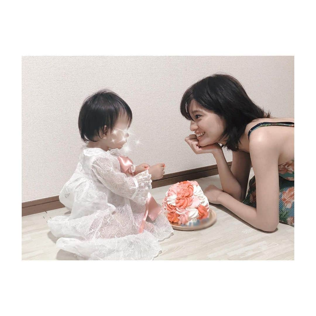 寺本愛美さんのインスタグラム写真 - (寺本愛美Instagram)「チビ美1歳の誕生日。 #てらみごと * テラ美は一回インスタの文章を スマホのメモに保存しているのだけど 去年の夏に残ってたメモを発見しました！！ スワイプ3枚目。 * 1歳の誕生日にあげたプレゼントは 名前入りリュック おでかけの時に 自分でせっせとおもちゃやぬいぐるみをいれてます。 あげてよかったな  って思うリュックでした。 最近は おうち探検の時に肩掛けスタイルで使ってます笑 そのままおうちを一周して帰ってきます。 ２歳の誕生日は何をしようか 何をあげようか 考える楽しみ。」4月22日 20時53分 - terami0128