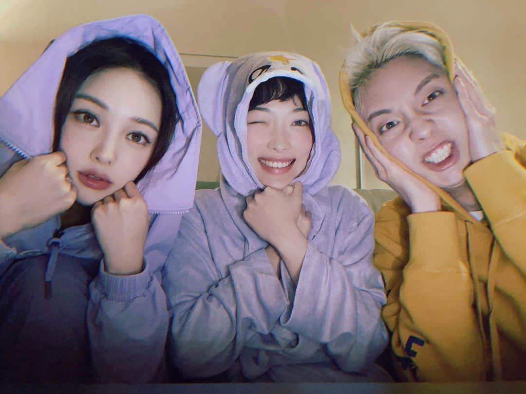 ポニーのインスタグラム：「누나들이 눈썹을 그려주면 뭐하나 얼굴을 저렇게 쓰는데...」