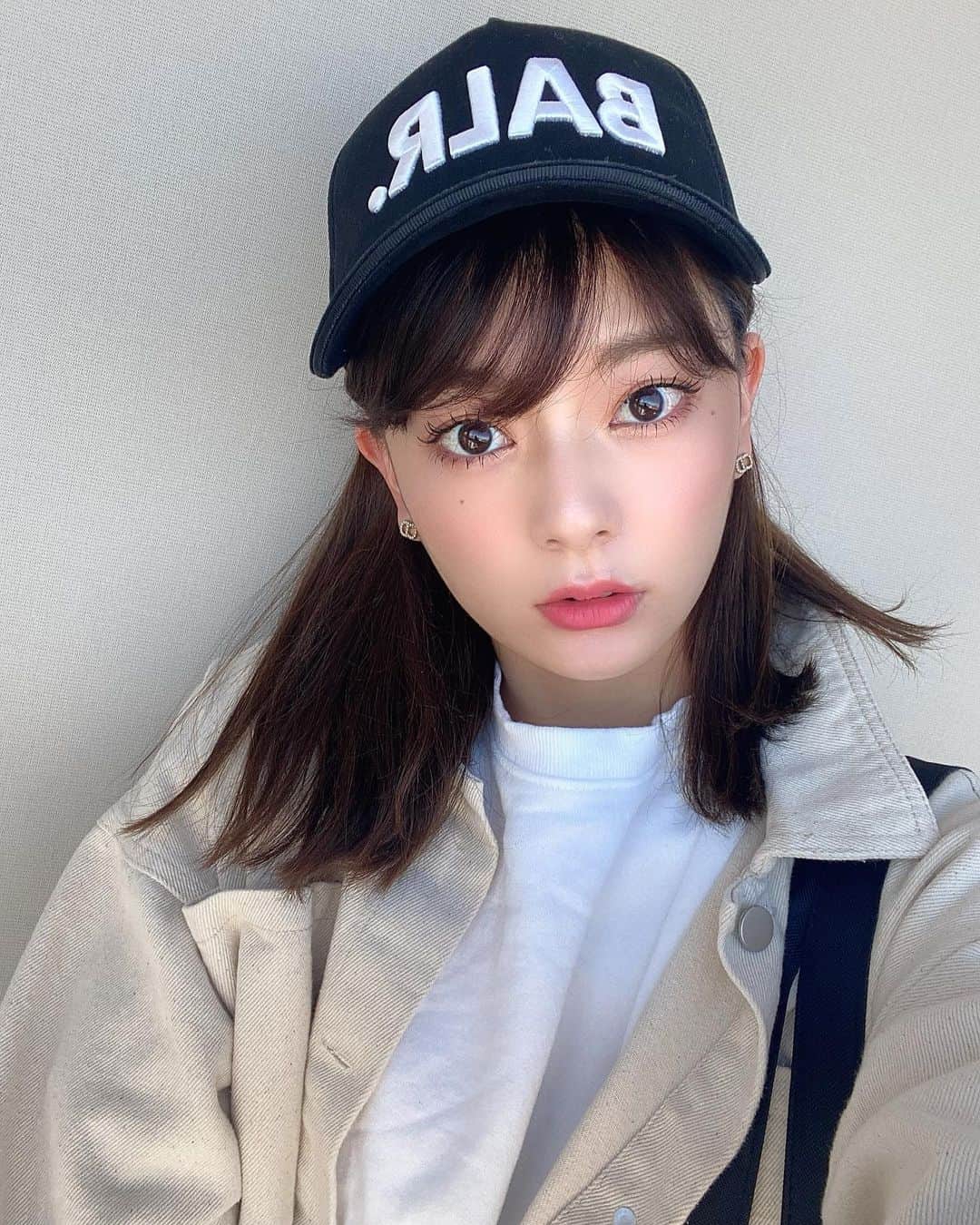 小濱庸子のインスタグラム：「#ステイホーム でボッサボサの髪の毛で過ごす日が増える中、、、 っあ、、今日のごはんない！と、スーパーに買いに行くときに、即興ヘアアレンジを、、、なぜなら、わたし朝起きた後の髪の毛は#ボンバーマン である。。。リアルに2枚目の動画が寝起きの髪の毛。 スーパー行くだけだから、楽に1分くらいでできたら嬉しいよね！✨そんな人にこそ見てほしい💯 動画にまとめてるよ！ ・髪の毛のトップをハーフアップでお団子を作る。（上めにすること。後でキャップで隠しちゃうから。） ・キャップを被る ・気になるとこだけストレートアイロン（全部アイロンするわけじゃないからかなり時短！） 完成✨ #時短ヘアアレンジ #howto #キャップヘアアレンジ #balr #時短 #hairstyle #癖っ毛アレンジ #癖毛 #癖毛アレンジ #寝起き #寝起き女子」