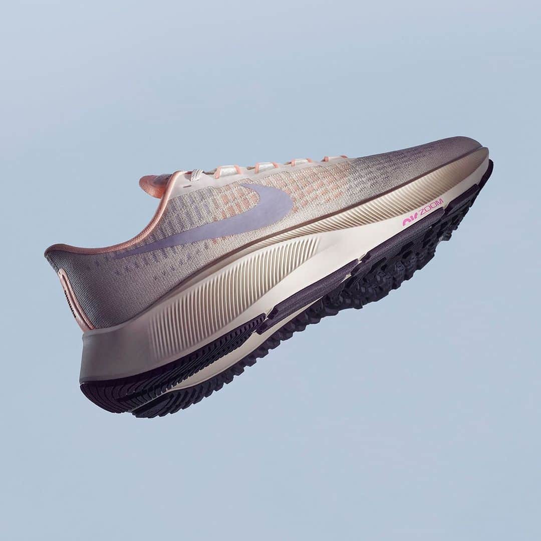 HYPEBEASTさんのインスタグラム写真 - (HYPEBEASTInstagram)「@hypebeastkicks: @nike has officially introduced its latest Air Zoom Pegasus 37. The upcoming model is the first-ever Pegasus to equip Nike React foam and features lightweight, semi-translucent mesh uppers, a double-thickness Zoom puck in the forefoot and the recognizable waffle-patterned rubber outsole. It’s slated to release on April 30 on the Nike webstore for $120 USD.⁠⠀ Photo: Nike」4月22日 20時49分 - hypebeast