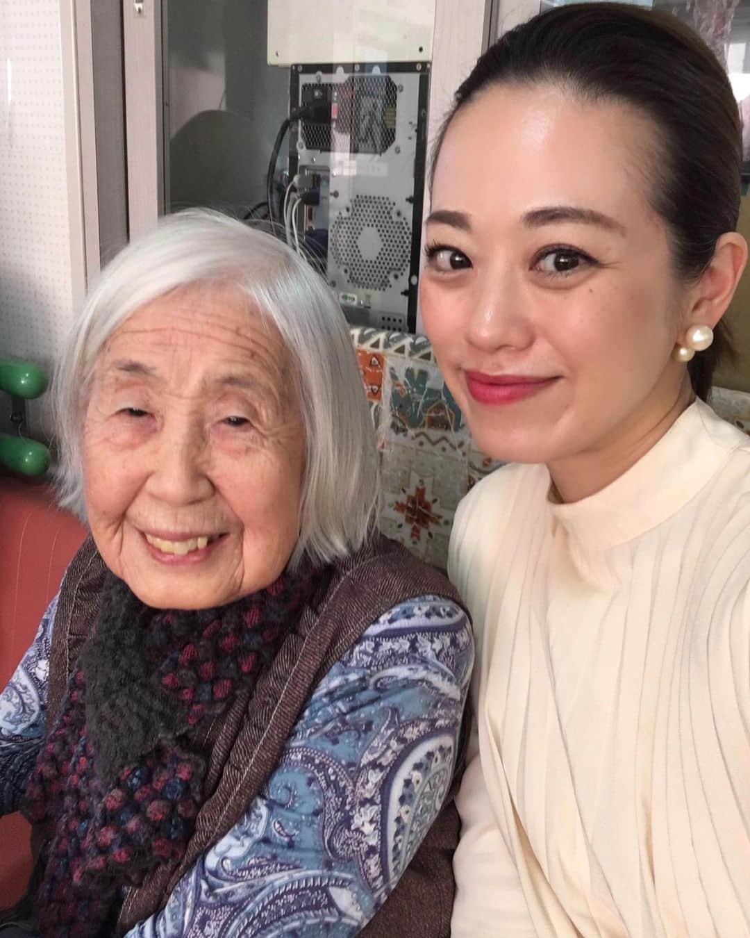 のインスタグラム：「※ My grandma’s birthday today 🎂 She is 98 years old ✨ . 大好きなおばあちゃんのお誕生日🎂 98歳になりました。 . いつも好奇心旺盛で、どんなメイクしてるの？ 今は何が流行ってるの？ と気持ちはいつでも女子高生なんじゃないかと 思うくらい若々しい祖母。 . 絶対にコロナにはなって欲しくない‼️ . 自粛要請もあってなかなか会えなくて 寂しいけれどいつもみんなのことを 一番に考えてくれる、おばあちゃん お誕生日おめでとう🎉 . おばあちゃんのことを考えてたら かぼちゃの煮物とこんにゃく煮が 食べたくなって今夜食べました✨ . . #お誕生日 #birthday #grandma #おばあちゃん」