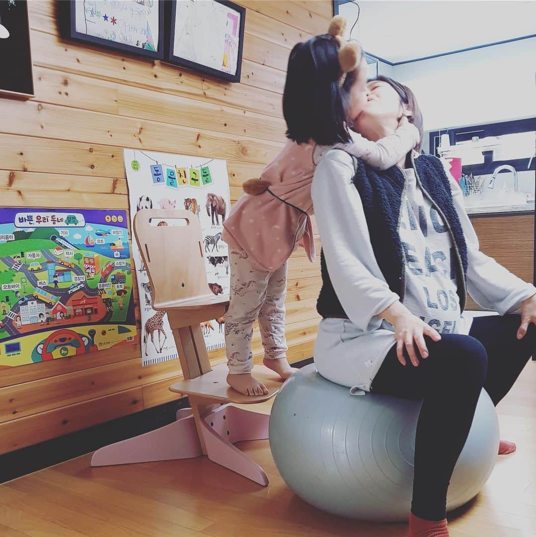 イ・ユンジのインスタグラム：「라돌이 낳기 이틀전 아침ㅡ 짐볼을 함께 튕기며 엄마 운동시켜주었던 너.  바쁜조리원생활중 문득,  생각과생각사이에 네가바람처럼날아들면 견디기힘들게사무친다. 아가.네가더힘들겠지. 서로가없이6년만에처음인지금에.  엄마가무한히응원을보낼께. 잘지내주고있어주어너무고마워. 우리큰딸. #영원한내아가#라니#내곰돌이#내토끼#내강아지 ... #사랑한다사랑한다 #초보둘째엄마#다시초보#엄마선배들은말한다#그렇게울시간없고#지금온전히둘째에게집중해주고행복하라고#넵노력하겠습니다#호르몬탓#호르몬인스타」