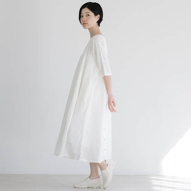 キナリノさんのインスタグラム写真 - (キナリノInstagram)「. ＼キナリノモール／新しく「TUTIE.」がOPENしました！ . －－－－－－－－－ . 「 ずっと大切に着てもらいたい 」 そしてその役目を終えたときには、土に還る素材にこだわりたい。 そんな想いから生まれたブランドです。 TUTIE.のロゴについたピリオドは、未来へつなぐ種をイメージしています。 . キナリノモールでは、ふわりと軽やかなブラウスや、取り外しできるサスペンダーで着回しの利くリネンパンツ、繊細な刺繍のワンピースまで素敵なアイテムをたくさんご用意しています。 きっとお気に入りが見つかるはず＊  5月1日 0:00まで【対象商品10%OFF】となっていますので、ぜひ覗いてみてくださいね♪ . －－－－－－－－－ https://kinarino-mall.jp/tutie . . ▶画像をタップすると詳細情報をご覧いただけます。 . ▶プロフィールの「インスタ掲載」ボタンから、ご紹介商品をまとめてご覧いただけます。→@kinarino_official . ▶キナリノアプリでも販売中！ 「お買いもの」→「インスタグラム掲載アイテム」 ※ダウンロードはプロフィールリンクから→@kinarino_official . . #キナリノモール #キナリノ #丁寧な暮らし #暮らし #新店 #ファッション #リネン #ブラウス #ワンピース #サスペンダーパンツ #コーディネート #コーデ #ナチュラル #newshop #TUTIE #fashion #onepiece #blouse #Coordination #instafashion .」4月22日 21時00分 - kinarino_official