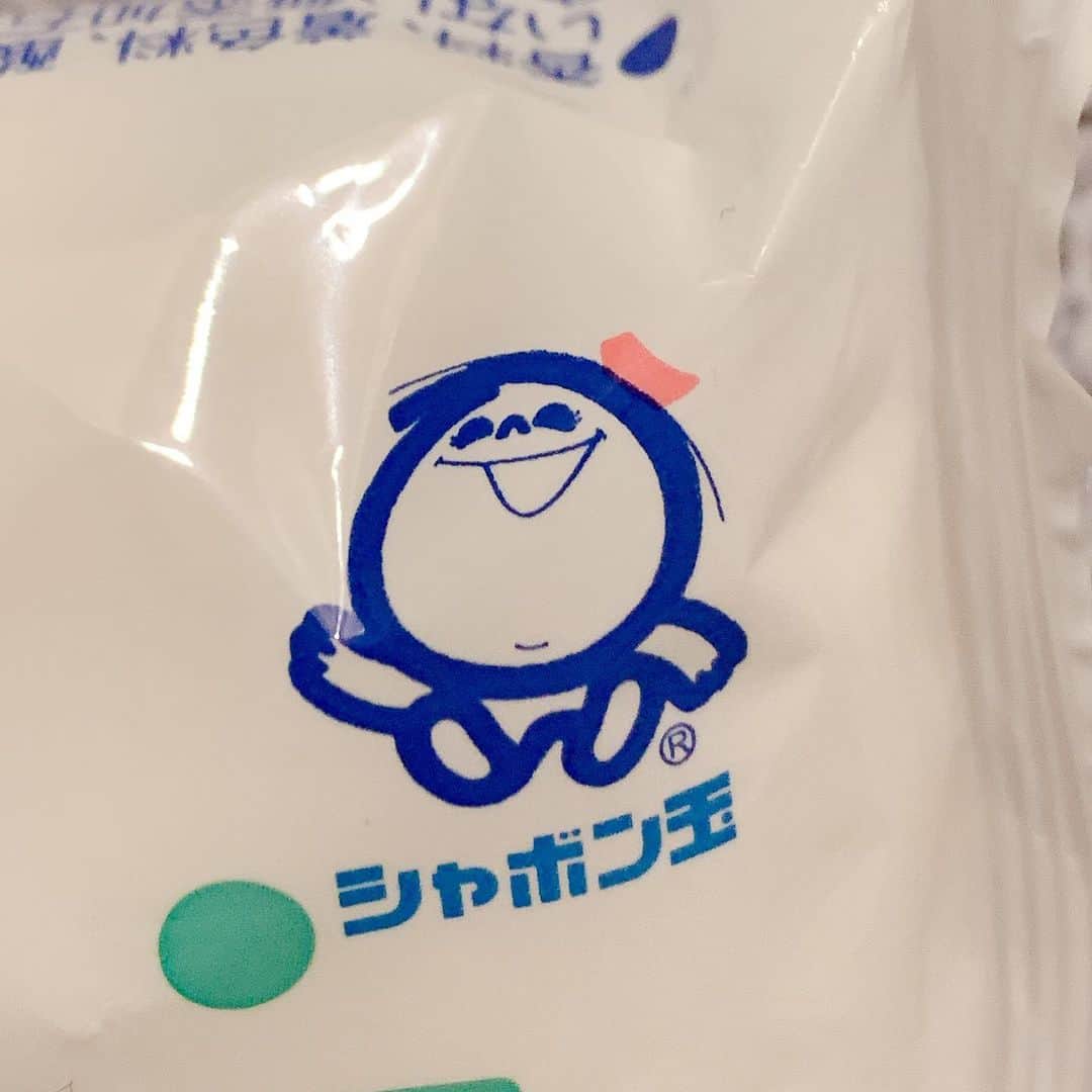 大月さゆのインスタグラム：「出番を楽しみにしていた固形石鹸🧼 #土居裕子さん　から初日祝いでいただいた「シャボン玉せっけん」 しっかり泡だてて、虹色のシャボン玉を作ろう〜っと🧼🌈✨ #袋を開ける前にシャボンちゃんと5秒くらい目があったよ #シャボン玉とんだ宇宙までとんだ #土居さんらしい初日祝い😊」