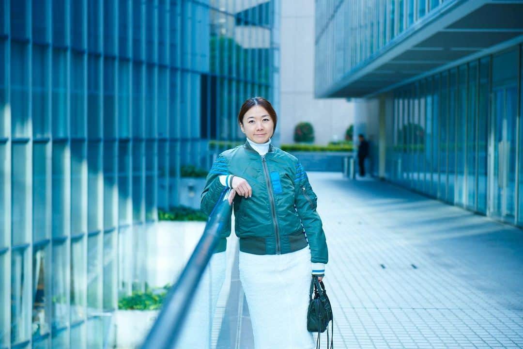 のインスタグラム：「#memories 🕊 ずいぶん前にウェブマガジン #ハニカム に登場させていただいた時の写真なのですが、人生で2回目の『スタイリストさんにスタイリングしていただいた』貴重な撮影でした。とても思い出深いです🙏🏻」