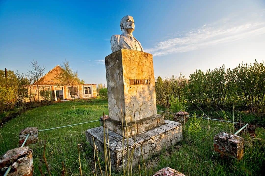National Geographic Travelさんのインスタグラム写真 - (National Geographic TravelInstagram)「Photo by @gerdludwig | Sunlight hits a deteriorating statue of Vladimir Ilyich Ulyanov, commonly known as Lenin, outside a house of culture in the Chernobyl Exclusion Zone, which opened for guided tours a few years ago. One of history’s most divisive politicians, Lenin was the Soviet Union’s first leader. He was born 150 years ago today, April 22. Much like this statue, the 16 Soviet republics crumbled from his ideology. @thephotosociety #Chernobyl #Lenin #ExclusionZone」4月22日 21時07分 - natgeotravel