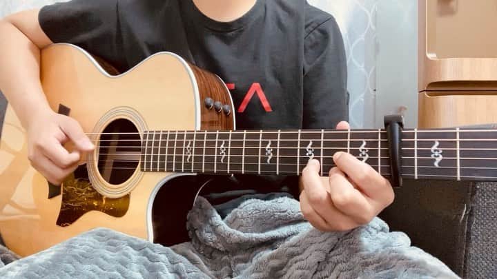 KAZUKI【ANFiNY】のインスタグラム：「今日は電波つかって 色々打ち合わせしながら ひたすらギター触った1日やった😊  春が来た時のために 色々準備しとるんやけど みんなが喜ぶ顔が見れると思って 頑張ったぞい（少しふぅ〜ってなた）  FFが待ってくれとると思って 歌ったけん聴いてちょ💪  #桜 / #河口恭吾  #ANFiNY #FANFiNY笑顔の輪チャレンジ  文字数制限ないけん書きます。  ほんとにLIVEしたくてつらい。 でも、おれが今できるのは 歌でみんなに歌声と気持ちを届けること。  みんながおれらANFiNYに コメントくれたり、色んな媒体に拡散してくれることがおれは本当に幸せやし、頑張る糧になっとる。  本当にありがとう。  うまく書けんけど、 生でみんなが喜ぶ顔みてーし おれの歌、そしてANFiNYのエンターテインメントをみんなに届けたいな。  絶対、春は来るよな！！！！ 一緒に頑張ろうな。」