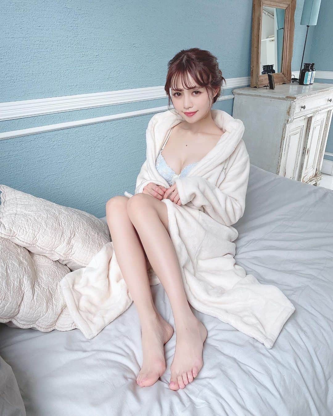 のインスタグラム：「以前の撮影のオフショット👙💕 . . ランジェリーのモデルをしているので 日々のボディケアをとても大切にしています🥰 . . 私の日々のおうちケアは、お風呂でスクラブを こまめにしたり半身浴で毒素を流したり、 Schick ハイドロシルクでムダ毛処理+角質ケア💕 をしています🌸 . ハイドロシルクはシェービングなのに 除毛だけじゃなく角質ケアまでできてすごいんです🥰 . そしてお風呂上がりにはお顔用のお化粧水と ボディークリームをたっぷりつけてます💫 . 日々のケアってとっても大切🙏💕 おうち時間をたっぷり美容に使ってあげよ💫 . . . . . #Schick#角質ケア#スキンケア#ナイトルーティーン#私はSchick#おうち美容#おこもり美容#ボディーケア#オフショット#下着#ランジェリー#ランジェリーショップ#撮影#ガウン#ルームウェア#バスローブ#ダイエット#Schick_PR」