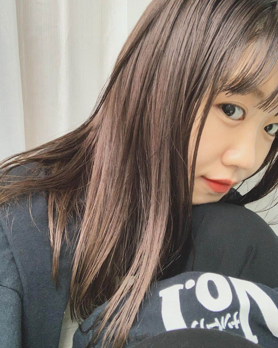 碓井玲菜さんのインスタグラム写真 - (碓井玲菜Instagram)「self color💇‍♀️ なかなか美容院に行けないので お世話になっているカワシリさんのサロンでやってる プロのセルフカラーキットで 初めて自分で染めてみましたっ☻︎ 思ったより透明感ちゃんと出て、 髪も痛まなかったので嬉し！！！！！ 全国に配送してくれるみたいなので、カラーで困ってる お友達も皆さんも是非是非です〜〜〜！ #enjoyhome #selfcolor」4月22日 21時12分 - reina_usui