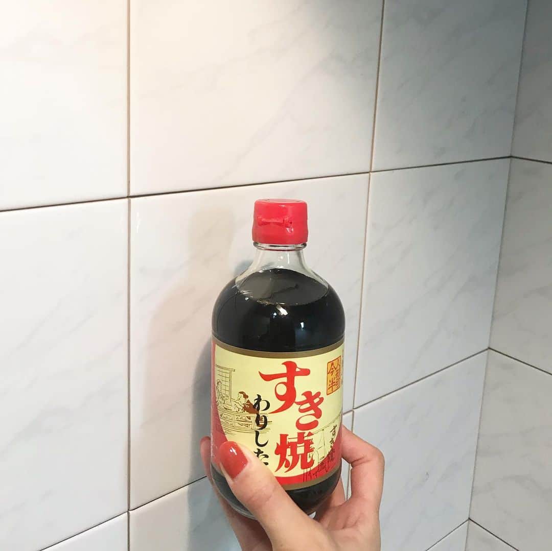 のインスタグラム：「#おうち時間  緊急事態宣言あたりの日に急にスーパーからお肉やら野菜やら消えた日があって、そのこと伝えたら心配性な母から大量のお肉と野菜が届いた📦。笑 そのお肉がまあおいしいこと♡♡ 1週間に2回くらい贅沢DAYにいただいてます😋🥩 すき焼きを作るといつもつゆだくの牛丼？みたいな料理になるから笑今日は今半のすき焼きのわりした買ってみた🍲タノシミ🥺🥺🥺 #しらたきとか焼き豆腐入れるの忘れた#🥵」