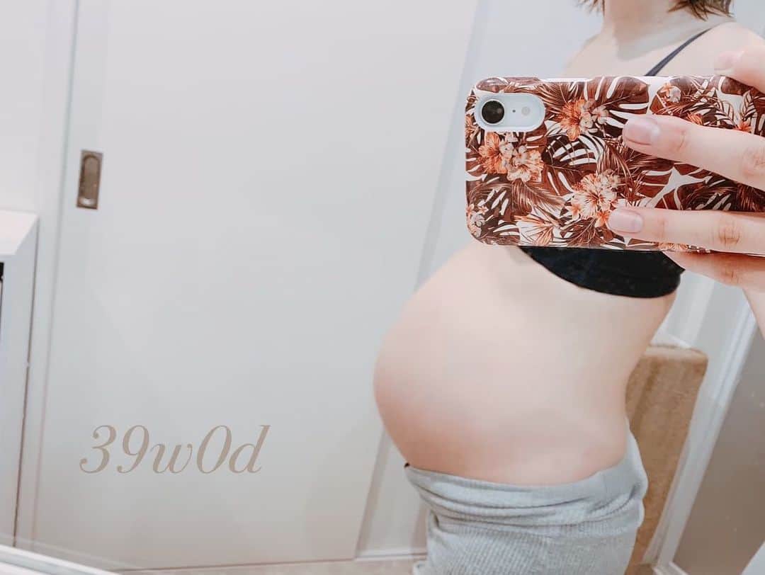 疋田星奈さんのインスタグラム写真 - (疋田星奈Instagram)「初めて妊婦写真を👶🏻 生まれる2日前📷 それから10ヶ月経ち妊婦なお腹も とっても懐かしく思える今🙌 産後半年が勝負！と頑張ったダイエットで体重は戻りましたがなかなか見た目が戻らなかった😖 やっと体力的にも見た目的にも戻ってきた気がするこの頃。 ジムには行けないけどファスティングと地道な筋トレで乗り越えます🤙🤙 コロナ太りしないよーに😎 健康に💪 . . #ダイエット #コロナに負けるな #コロナ太り」4月22日 21時18分 - seina.91
