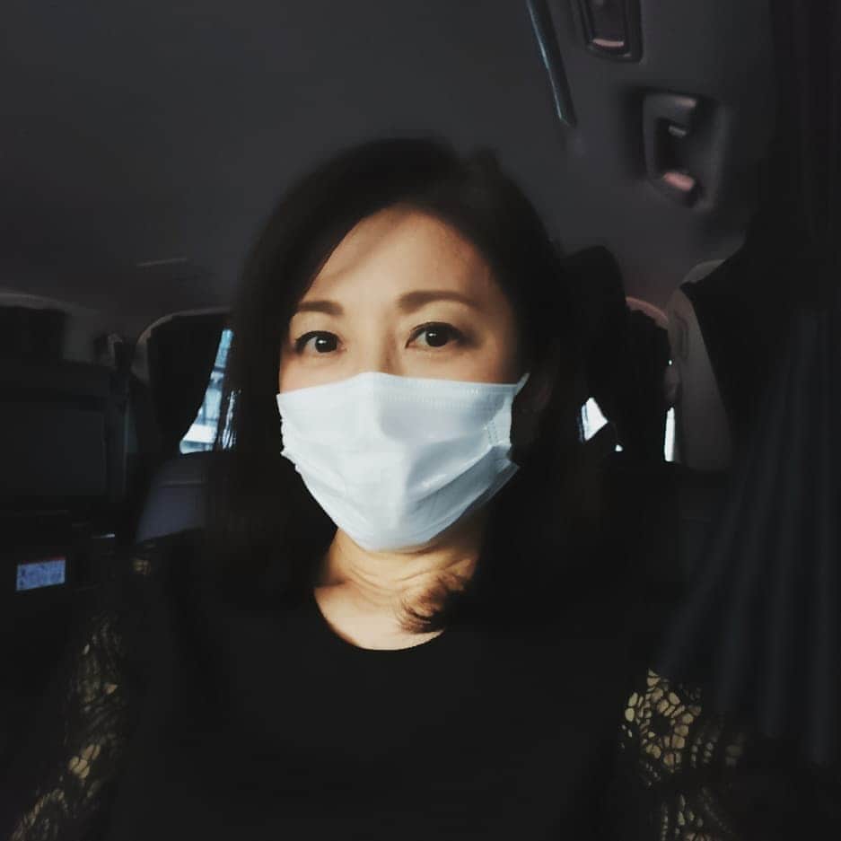 のインスタグラム：「3週間ぶりに仕事に行きました❗ レギュラー番組『素晴らしい明日』(BS-TBS)がコロナの影響で新たに収録できないので、来月は総集編で対応ということになり、必要な分のナレーション録り。 最小人数、最短で。台本も事前に受け取っていたし、現場でも手際よく進み、5分位で終わりました！笑 そして、ここからまた3週間くらい仕事がありません😅 #素晴らしい明日 #bstbs #万全の体制で」