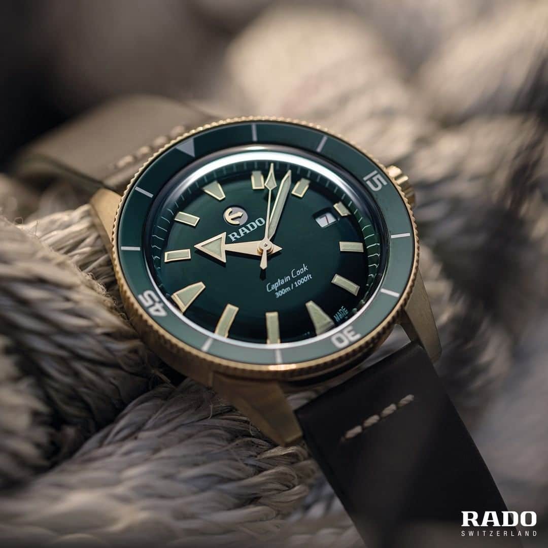 のインスタグラム：「When the past meets the future there's perfect harmony. The Rado Captain Cook Bronze Automatic is the creation of the two, vintage in detail yet modern in style. #RadoCaptainCook #Feelit」