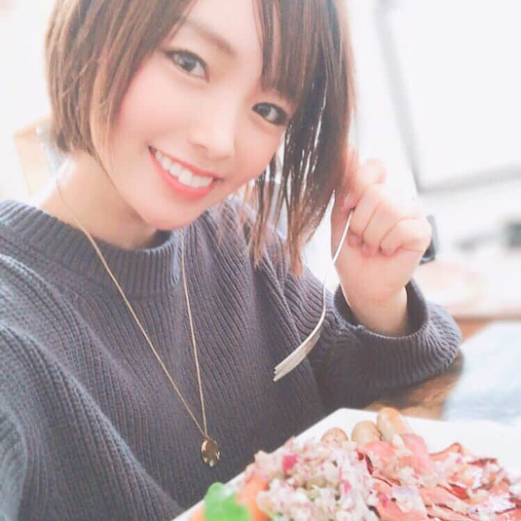 ゆうかさんのインスタグラム写真 - (ゆうかInstagram)「今日のブランチ❤️﻿ マリーナベイサンズのRISEの朝食をイメージして主人が作ってくれました😋🍽💕💕﻿ ﻿ ビュッフェで選んでたサラダとメインを再現✨﻿ ﻿ 🌸スモークサーモン﻿ 🌸パストラミビーフ代わりのローストビーフ﻿ 🌸ソーセージ・ハッシュドポテト﻿ 🌸ルッコラのサラダ🥗﻿ ﻿ いつも外食行ってたけど、今は子供たちの世話しながら家で仕事して自炊😢♪﻿ ﻿ 最初は大変になるーと思ってたけど、慣れたら慣れたで幸せ（笑）﻿ 自宅ご飯も楽しもう☺️❤️✨✨﻿ ﻿ #stayathome #シンガポール #rise #再現 #マリーナベイサンズ #ブランチ #コロナに負けるな #ご飯 #サラダ #おうちごはん #おうちランチ #おうちごはん部 #おうちcafe #アラサー #ママ #パパごはん #パパご飯 #ティータイム」4月22日 21時23分 - yuuka_japan