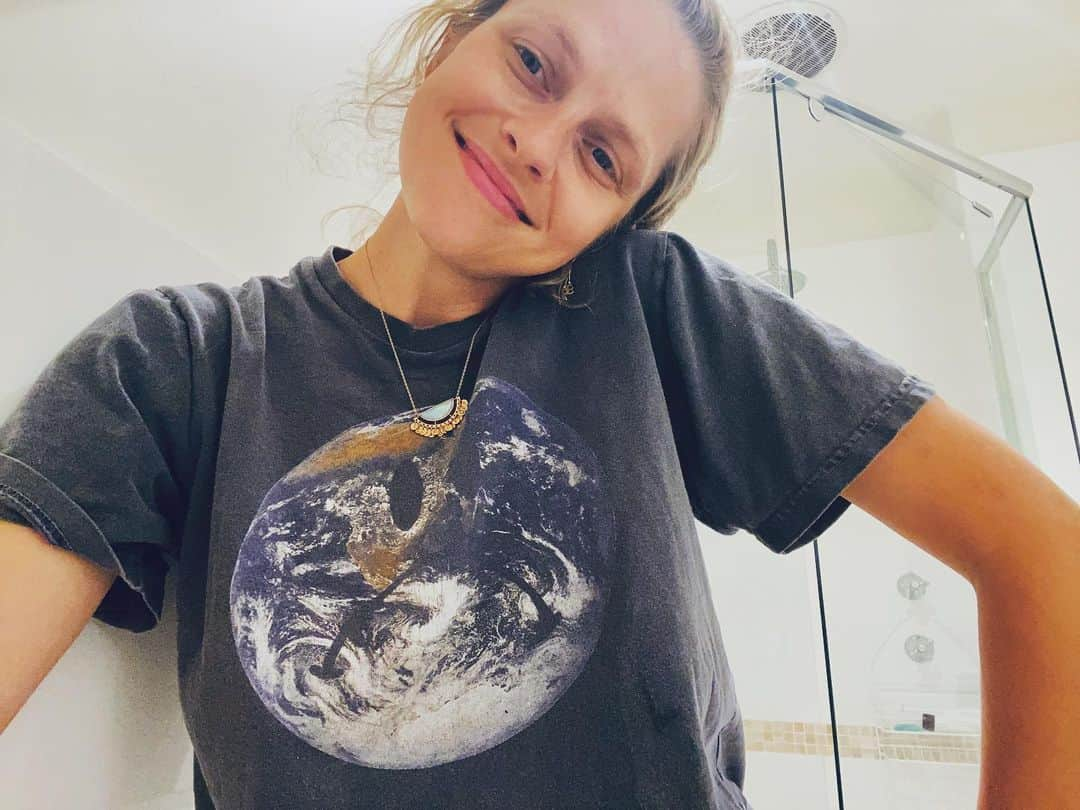 テリーサ・パーマーさんのインスタグラム写真 - (テリーサ・パーマーInstagram)「🌏 Happy Earth Day 🌏 I’m committed to turning this frown upside down. Who’s with me?」4月22日 21時25分 - teresapalmer