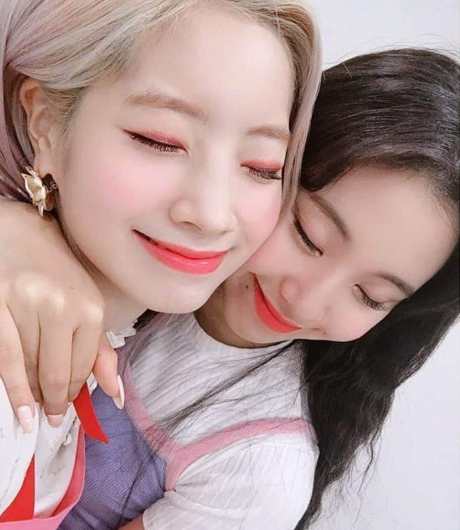 ダヒョンのインスタグラム：「All i can hear is “her birthday tomorrow” 🍓 I wonder who’s birthday is coming up 😬 ⠀⠀⠀ ⠀  #dahyun #ダヒョン #多賢 #다현 #트와이스 #twice #トゥワイス」