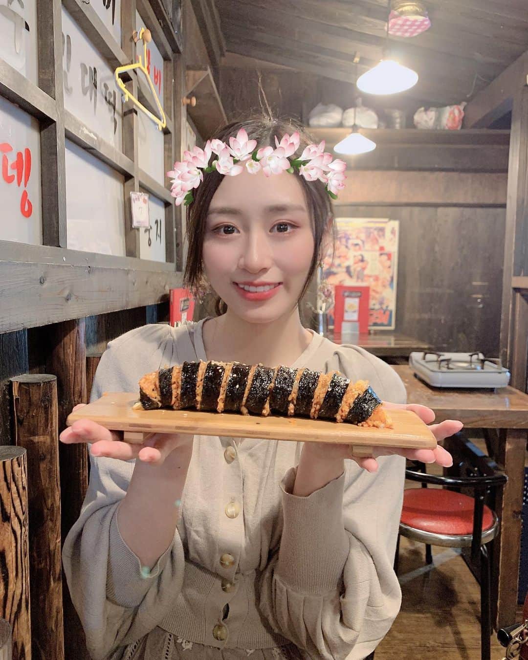 内木志のインスタグラム：「磯っぺと食べたチーズキンパ🧀 美味しかったなー🥺 早くまた食べにいきたいな〜。 #思い出pic」