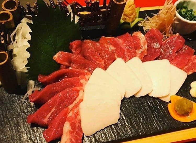 田村翔太さんのインスタグラム写真 - (田村翔太Instagram)「熊本で馬肉といえば「桜庵」 すごく良質な馬肉です😋  今、全国的に飲食店が苦しく大変な状態だと思います。 少しでも力になれたらと思いますお取り寄せしました。 コロナウイルスの影響で外食を我慢されてる方 ぜひ、お取り寄せをしてお家で馬肉を食べましょ❗  料金表 馬シャブ一人前75g2,300円(二人前から)出汁付き 馬刺一人前55g柚子胡椒、熊本醤油付き1,500円 馬レバ刺し28g1,000円 馬ユッケ(馬丼の元)50gピリ辛甘ダレ550円 送料、消費税別です。 「桜庵」さくらあん 　096-351-4992 気になる方はお問い合わせしてみてください。  #熊本#桜庵#馬肉#原会開催希望#原さんの投稿引用 #4枚目晩御飯」4月22日 21時32分 - tamushou