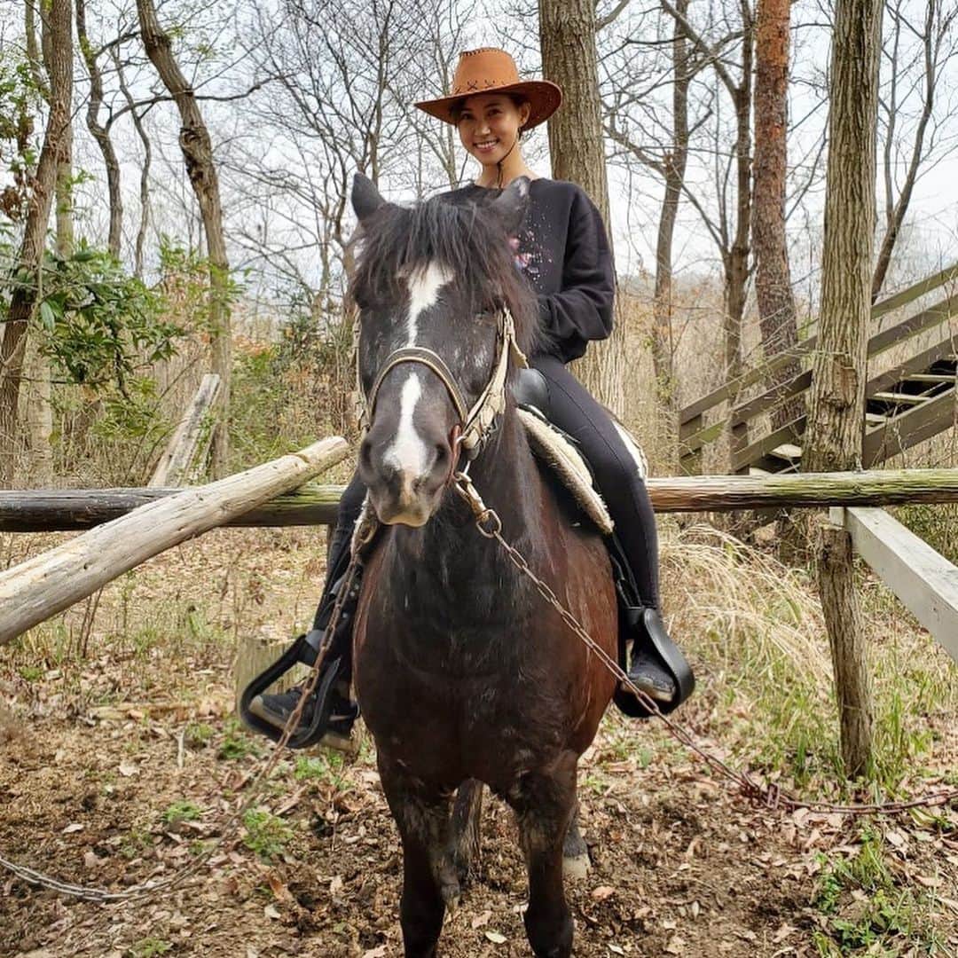 高橋まりさんのインスタグラム写真 - (高橋まりInstagram)「もう何ヶ月前の写真だろうか🤔 馬乗りに行った時の🐴  お家時間に懐かしい写真を見返しているこの頃です🙃  本読んで、youtube見て、ご飯作って食べて、寝て、友達と電話して、、、、ってのを繰り返しております....! お家時間を充実させよう💡  #stayhome #乗馬　#tb」4月22日 21時46分 - maributa1112