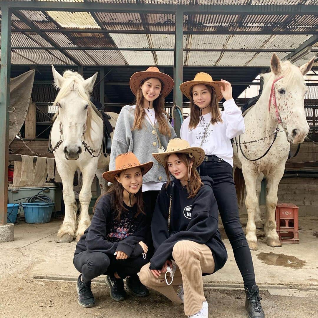 のインスタグラム：「もう何ヶ月前の写真だろうか🤔 馬乗りに行った時の🐴  お家時間に懐かしい写真を見返しているこの頃です🙃  本読んで、youtube見て、ご飯作って食べて、寝て、友達と電話して、、、、ってのを繰り返しております....! お家時間を充実させよう💡  #stayhome #乗馬　#tb」
