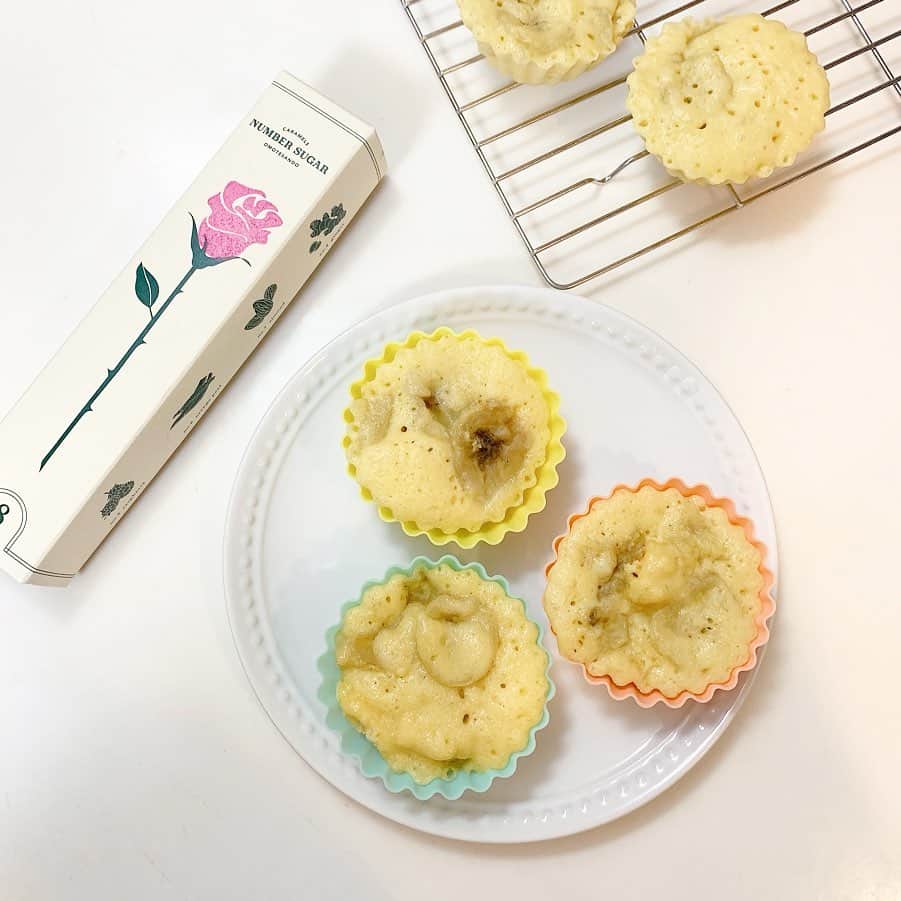 廣川奈々聖のインスタグラム：「．危うく大失敗しそうになったバナナケーキ🍌﻿ ﻿ バナナ2本と牛乳、油、卵、砂糖、ホットケーキミックスで作ったよ〜！🐶🥛﻿ ﻿ 似たようなレシピたくさんあると思うから、もし気になったら調べてみてね ❤︎︎﻿ ﻿ ﻿ ﻿ ﻿ ﻿ #おうち時間 #思ってたのと違うのができた ﻿#バナナケーキ #バナナレシピ #バナナスイーツ #おうちおやつ #家で過ごそう #🍌 ﻿」