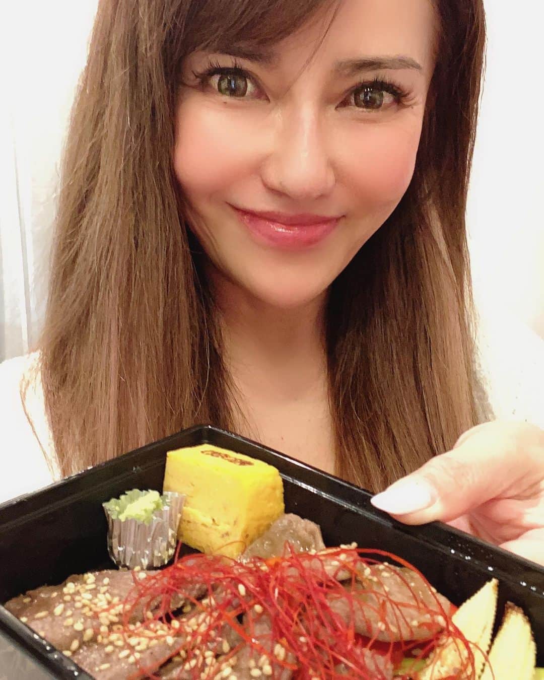 selfieneのインスタグラム：「肉好きの皆様へ朗報❣️ あの生肉の名店銀座kosoがデリバリー始めたよ(^^) 牛トロ丼は無いけど、 焼肉弁当最高だよ💖 お肉食べたら元気出た‼️ ↓↓↓↓↓ 《GINZA KOSOデリバリー》 外出自粛中の皆様へ 肉好きのために旨い焼肉届けます！！ 出来たて、作りたてのKOSOの味を、 真心込めてお届け致します。  焼肉弁当【切り落とし】 黒毛和牛使用 1,800円（税込）  焼肉弁当【霜降り】 黒毛和牛サーロイン使用 2,800円（税込）  焼肉弁当【極み】 黒毛和牛フィレ・ハラミ使用 3,800円（税込）  黒毛和牛フィレステーキ（120g）弁当 ガーリックライスor白米 8,000円（税込）  受付時間11:00〜22:00 配達可能地区:中央区・港区  #ginzakoso #shibakoso #stayhome #コロナフードアクション #美味しいものが日本を救う  ご注文はこちら↓ TEL: 03-6252-0088 ※shiba kosoのDMからもご注文承ります。  #肉好きな人と繋がりたい  #コロナに負けるな  #おうちごはん  #焼肉弁当」