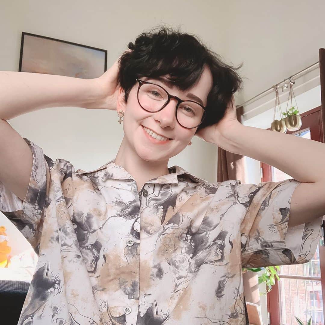 姫沢のインスタグラム：「肉肉肉　👅  I‘ve been using a lot of my lockdown time to work out and gain weight, which I‘ve always dreaded. Turns out I feel a lot better 🖕🖕🖕 #uklockdown #glasses #shorthair #肉　#ftm」