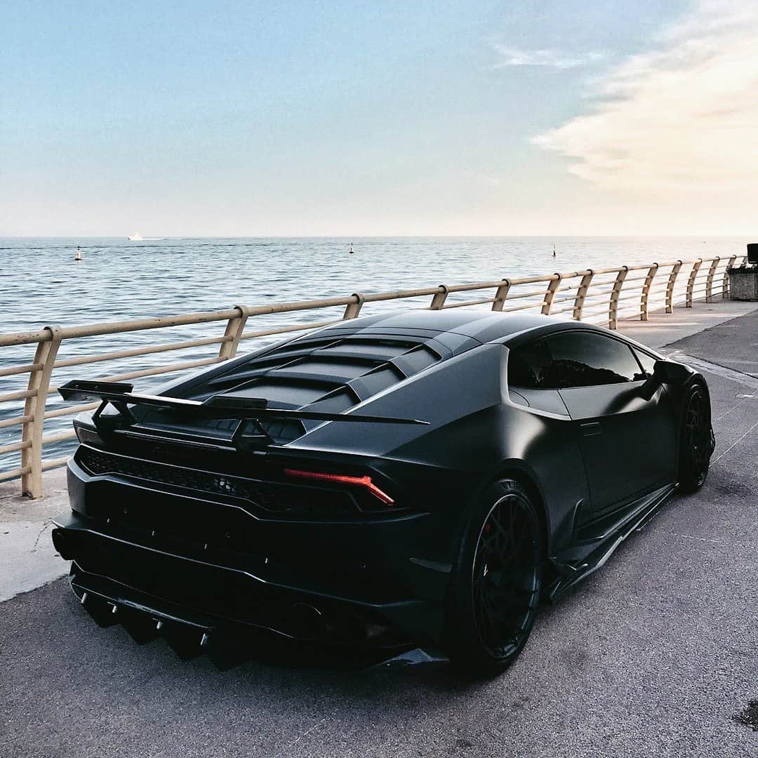 CARLiFESTYLEさんのインスタグラム写真 - (CARLiFESTYLEInstagram)「Huracan in all black. YES or No? Photo @mateo.r.photography @zedsly #carlifestyle #BlackHuracan」4月22日 21時48分 - carlifestyle